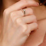 Load image into Gallery viewer, Classic Round Brilliant Elegance (D VS2 / Gold)